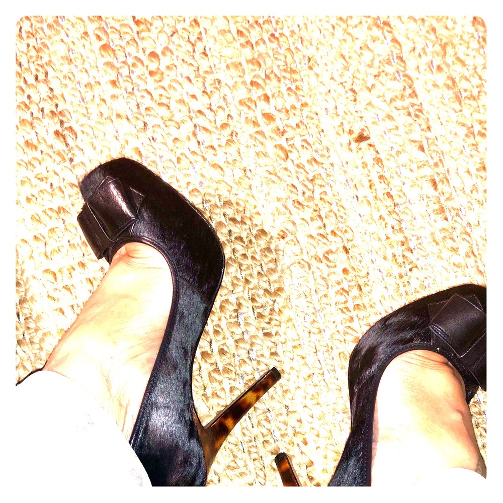 Black pump with bow and “tortoise “ heel